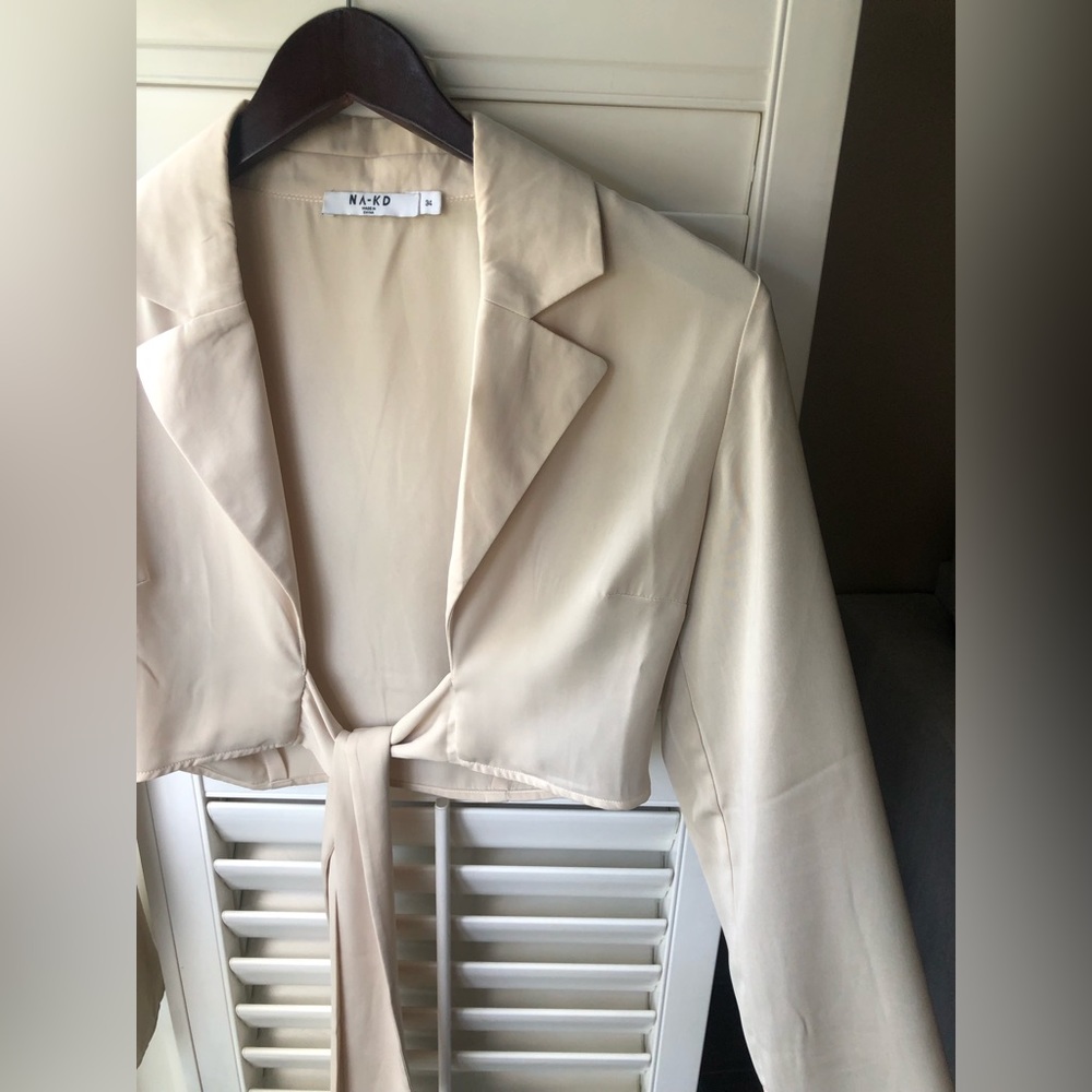NA-KD Long Sleeved Crop Top with Tie